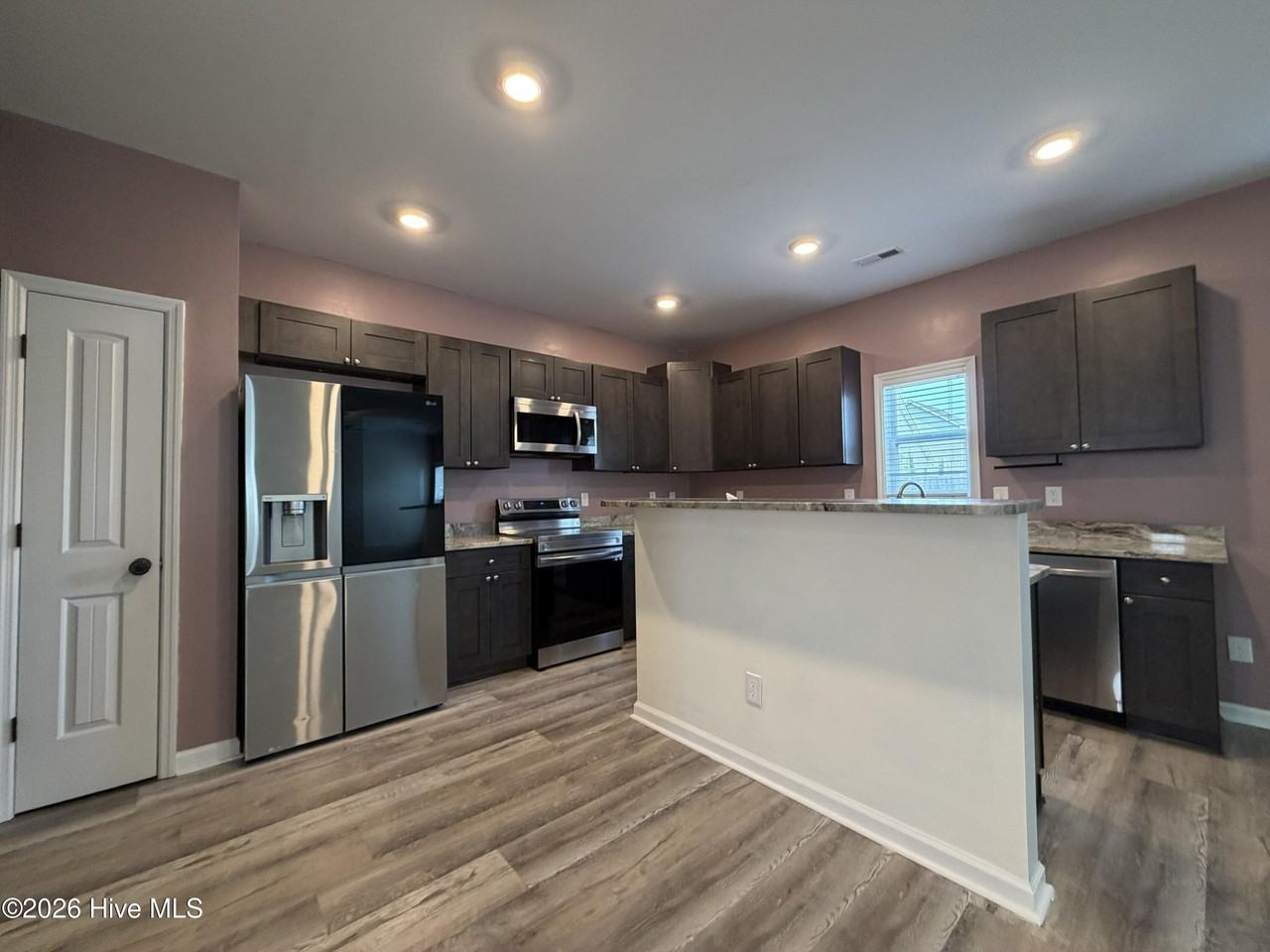 302 E Franck St - Photo 6 of 32