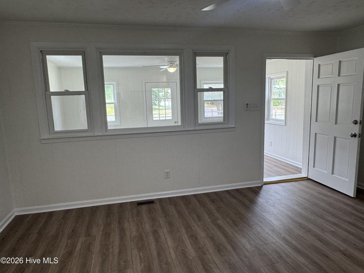 208 Regalwood Dr - Photo 3 of 15
