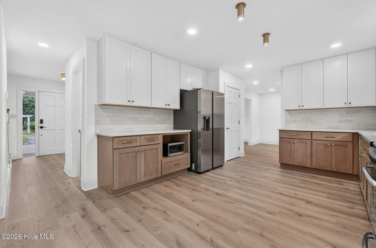 8305 Bald Eagle Ln - Photo 6 of 50