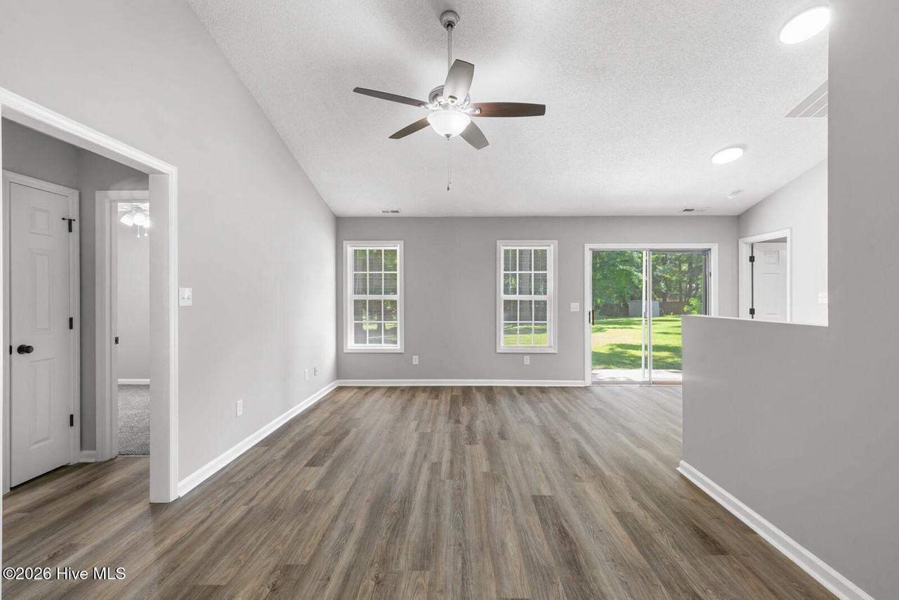 130 Sweetwater Dr - Photo 2 of 19