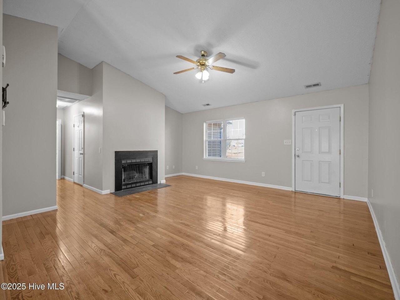 218 Winterberry Ct - Photo 3 of 31