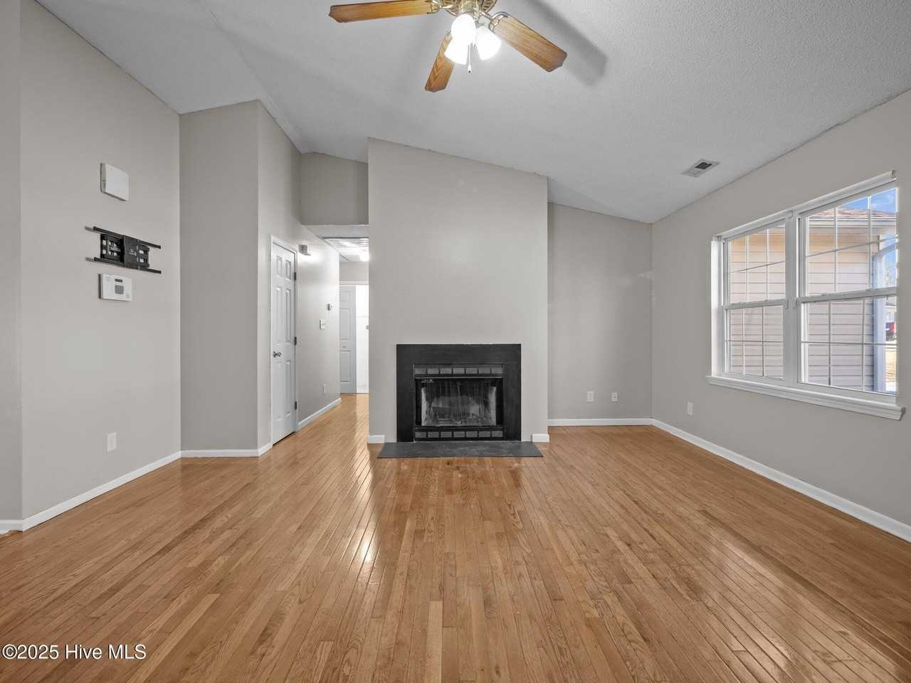 218 Winterberry Ct - Photo 4 of 31