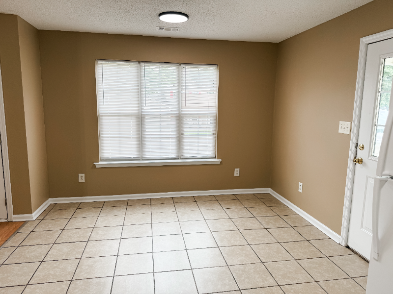 304 Spring Creek Dr - Photo 3 of 16