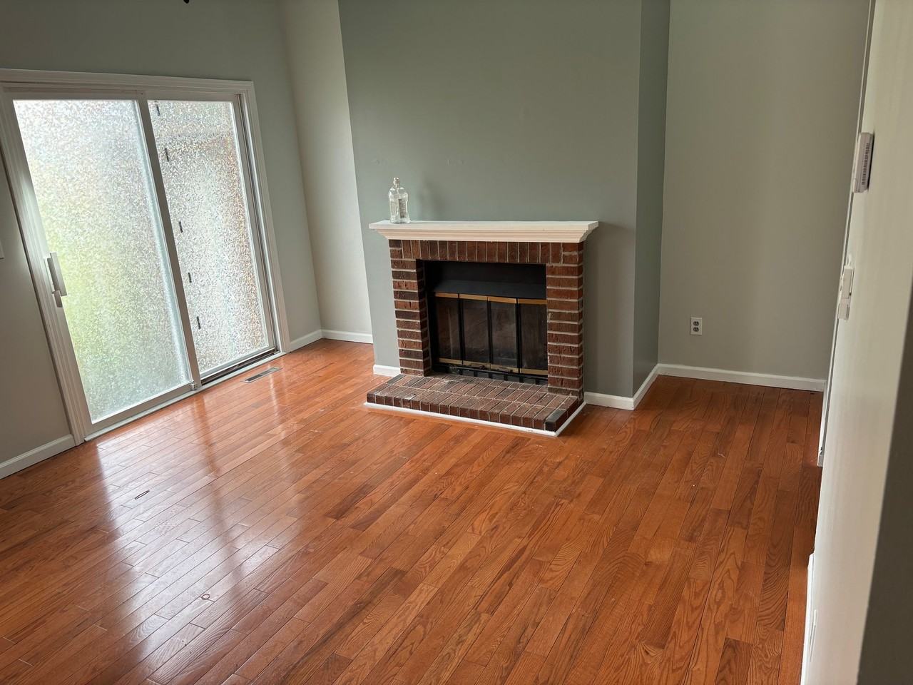 235 Pine St - Photo 5 of 17