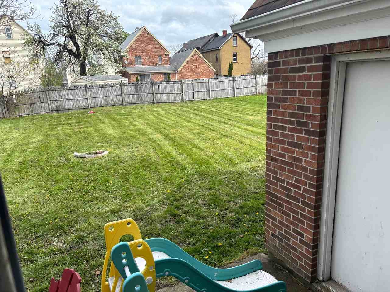 235 Pine St - Photo 7 of 17