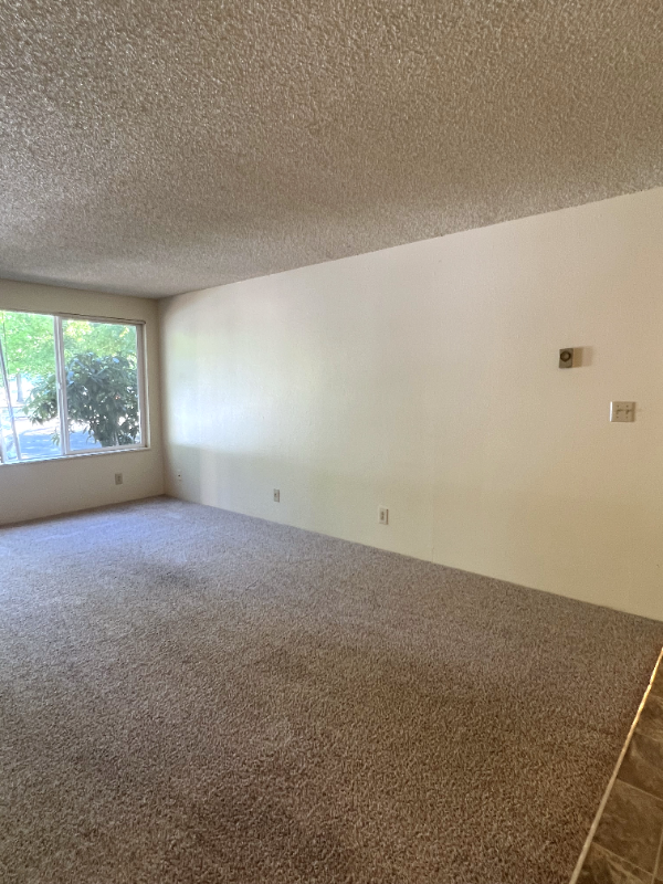 1430 Nw Division St #36 - Photo 3 of 10