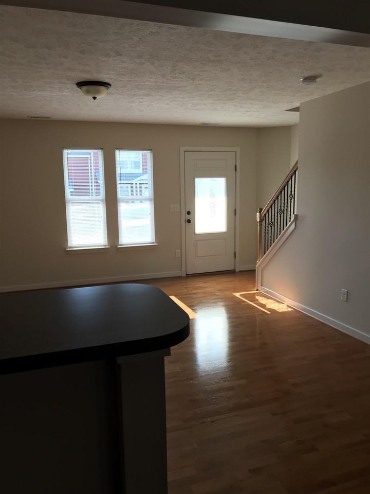 1211 Poets Ct - Photo 2 of 10