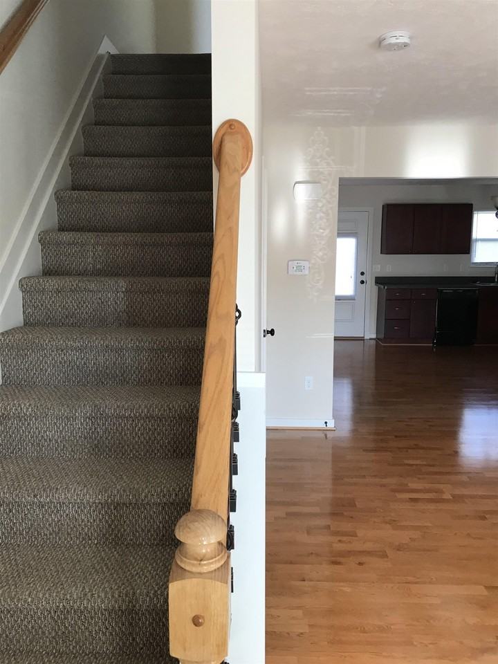 1211 Poets Ct - Photo 3 of 10
