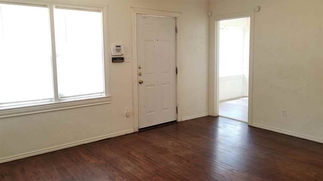 2210 28th St - Photo 2 of 11