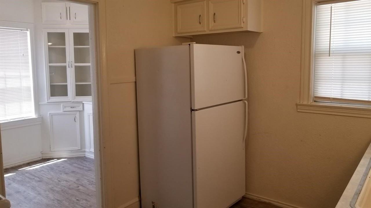 2210 28th St - Photo 5 of 11