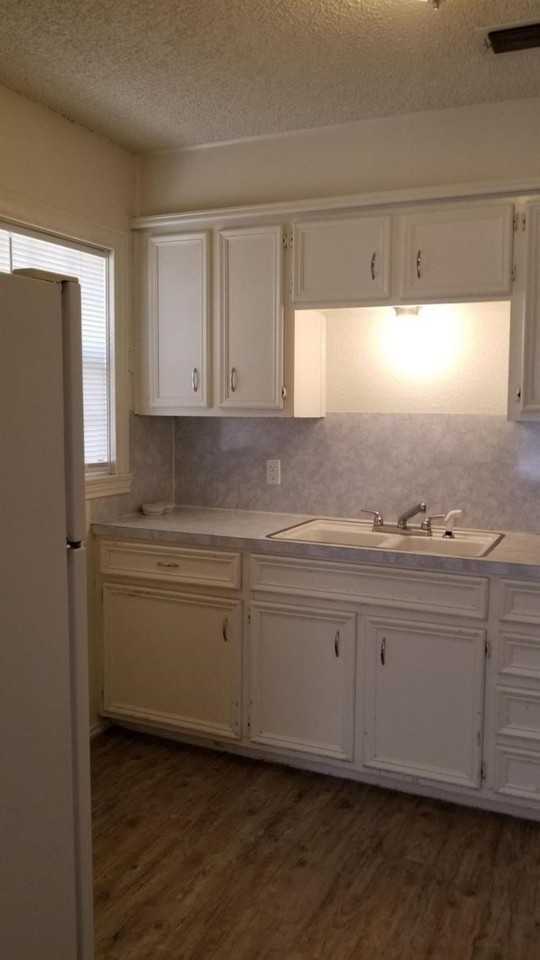 2210 28th St - Photo 6 of 11