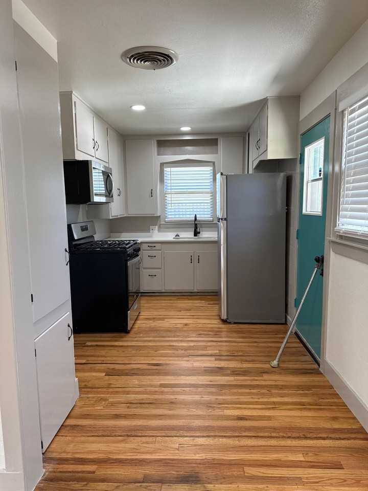 2608 38th St - Photo 4 of 11