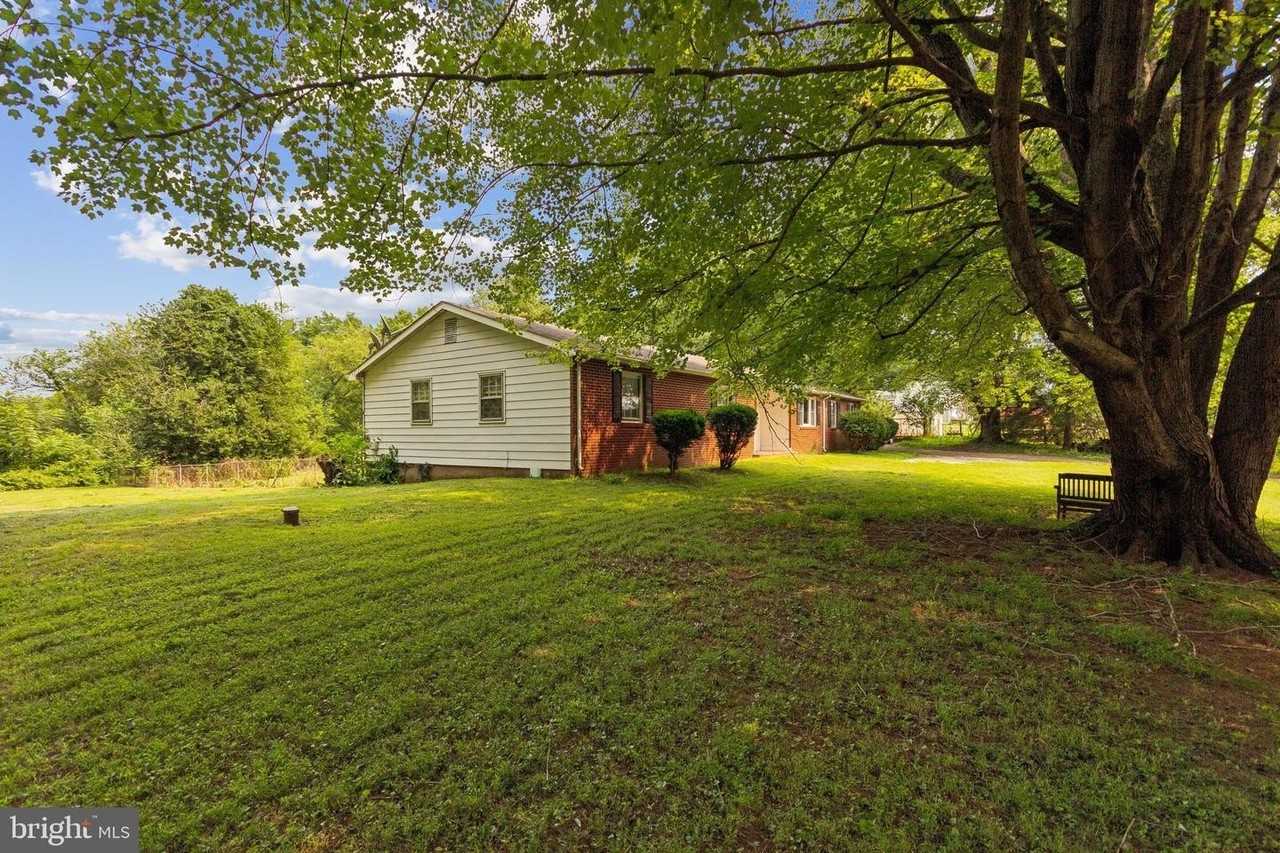 8755 Trinity Ln - Photo 7 of 23