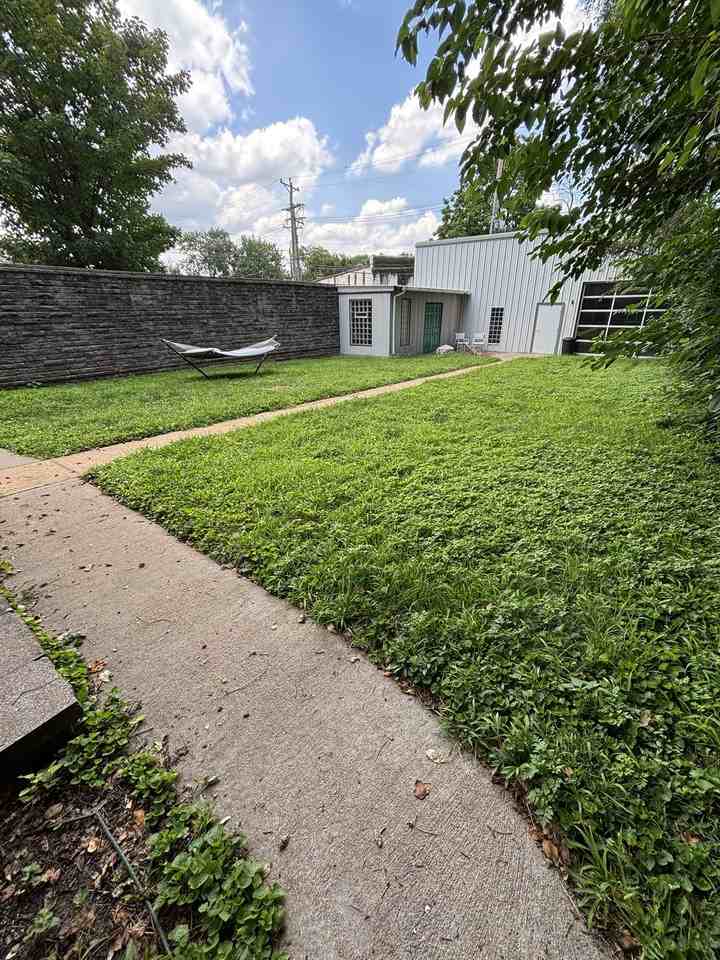 1337 S Vandeventer Ave - Photo 2 of 16