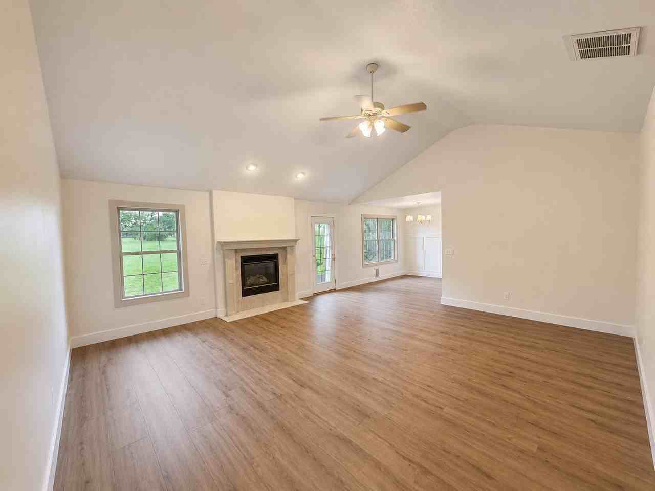 991 Glen Oaks Dr - Photo 4 of 18