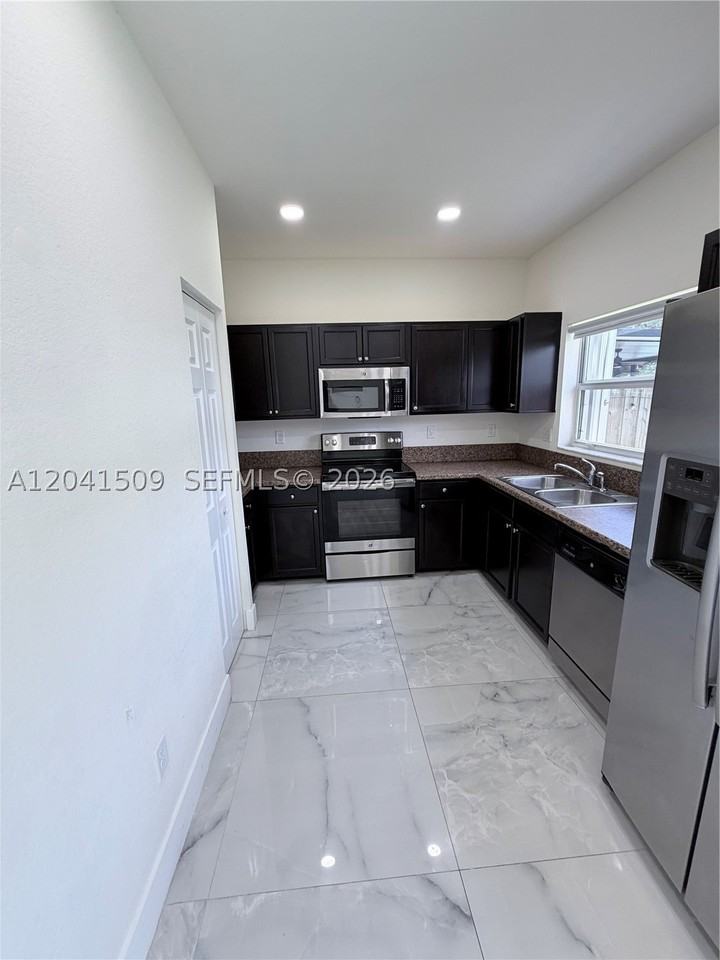 268 Se 31st Ave - Photo 5 of 50