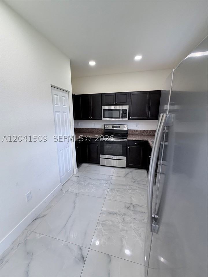 268 Se 31st Ave - Photo 6 of 50