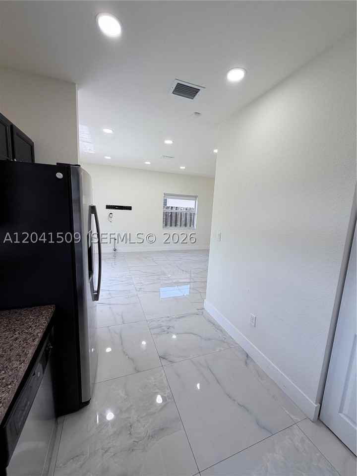 268 Se 31st Ave - Photo 7 of 50