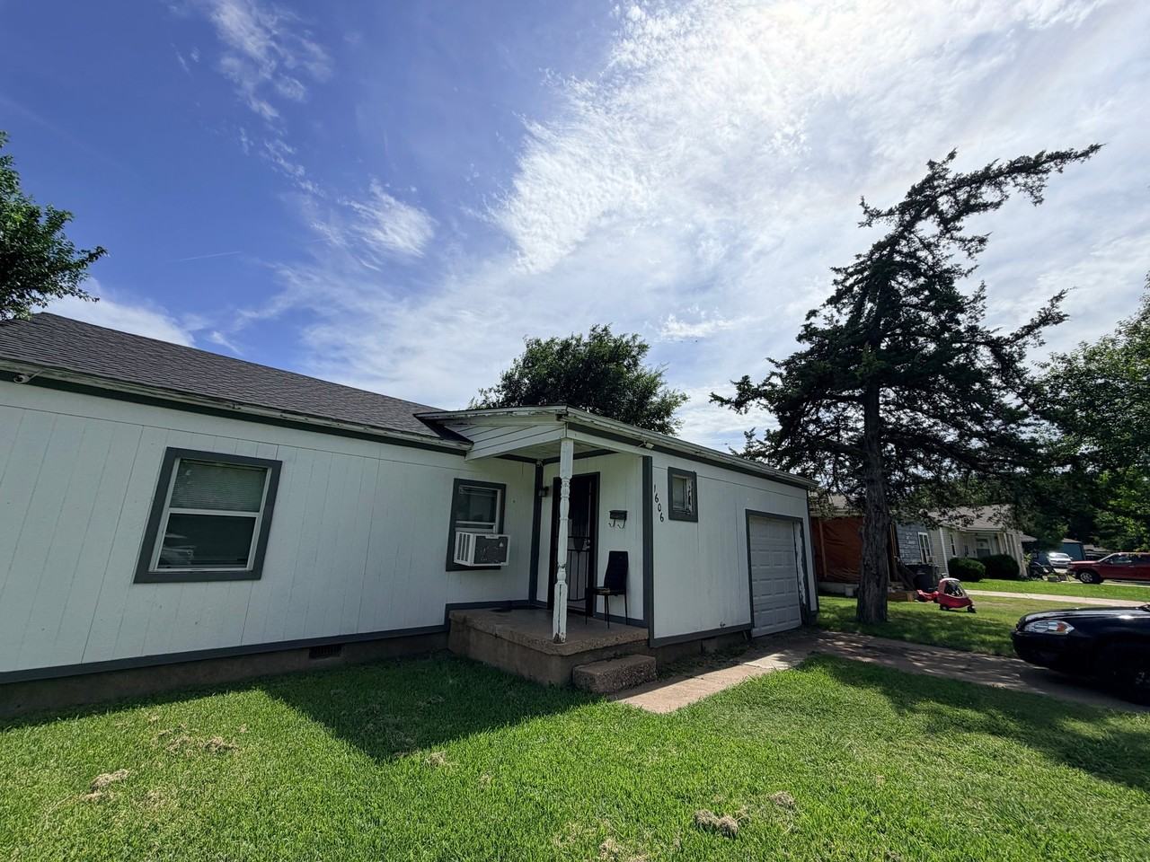 1604 Nw Floyd Ave - Photo 2 of 11