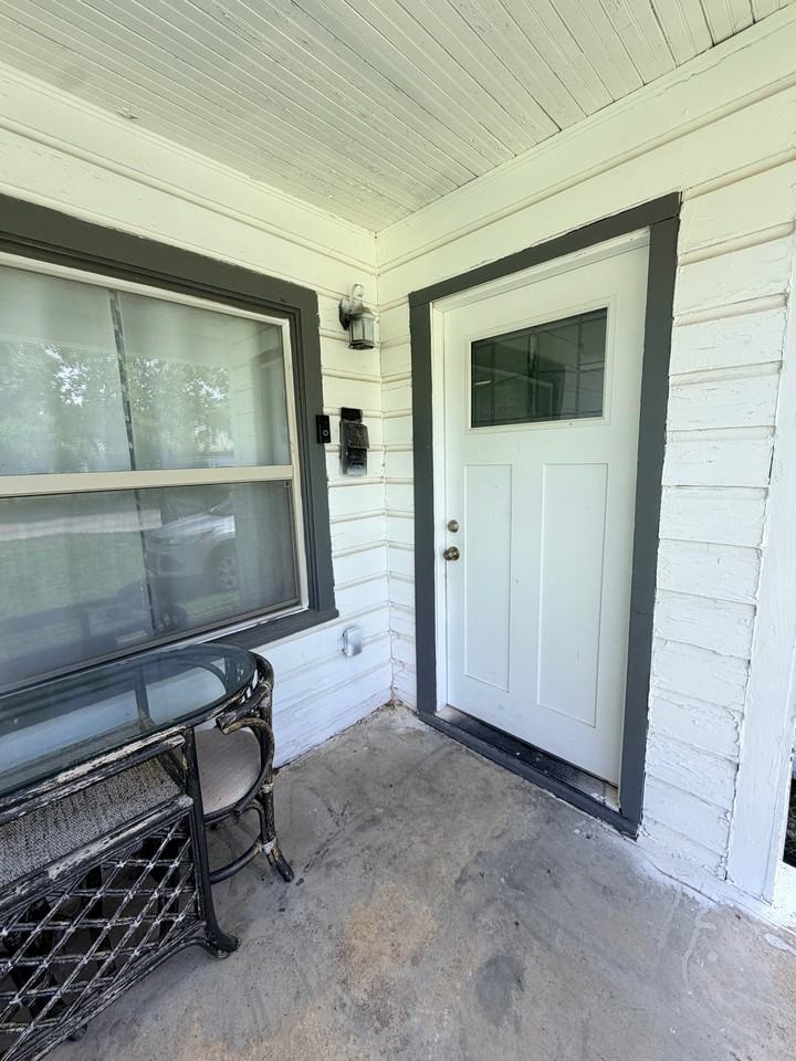 1604 Nw Floyd Ave - Photo 3 of 11