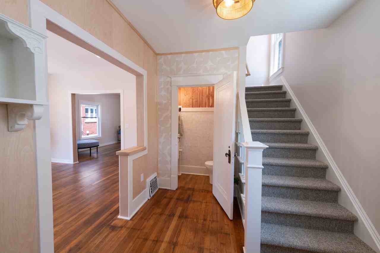 1421 Sigsbee St Se - Photo 2 of 18