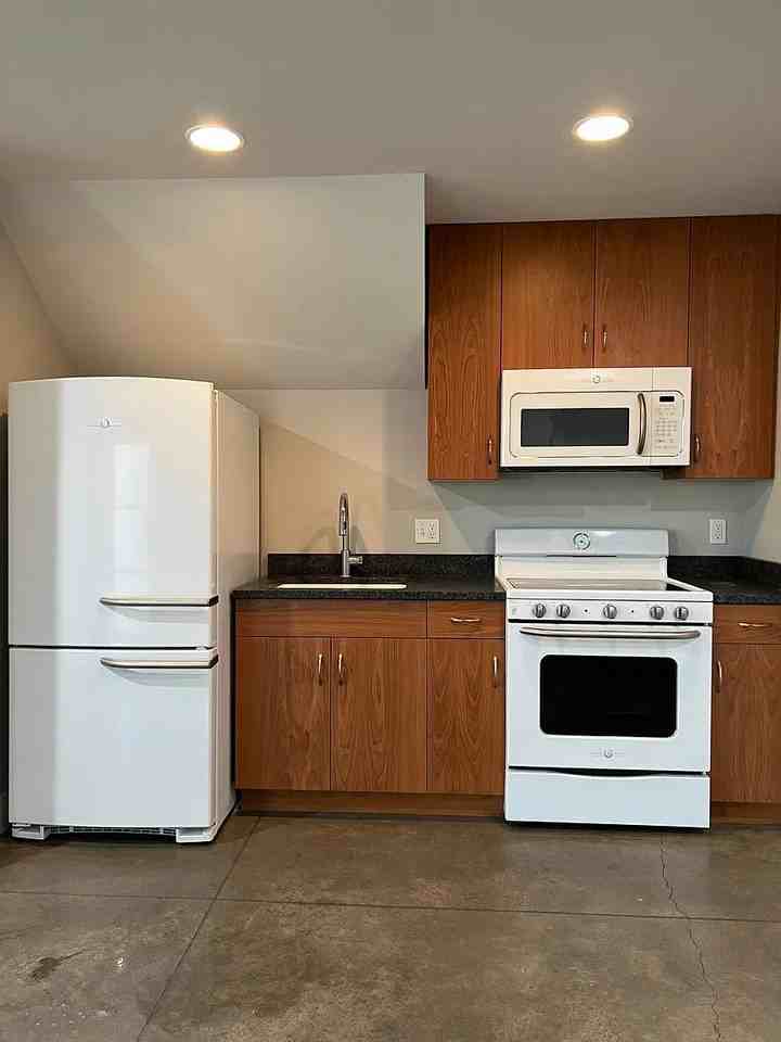 8 1/2 E Beall St #0-5 - Photo 5 of 10