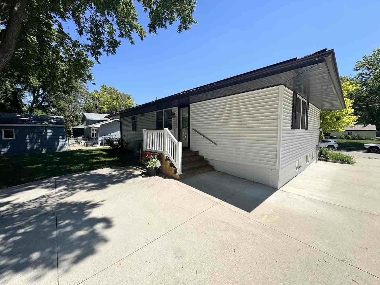 860 3rd St - Photo 4 of 15