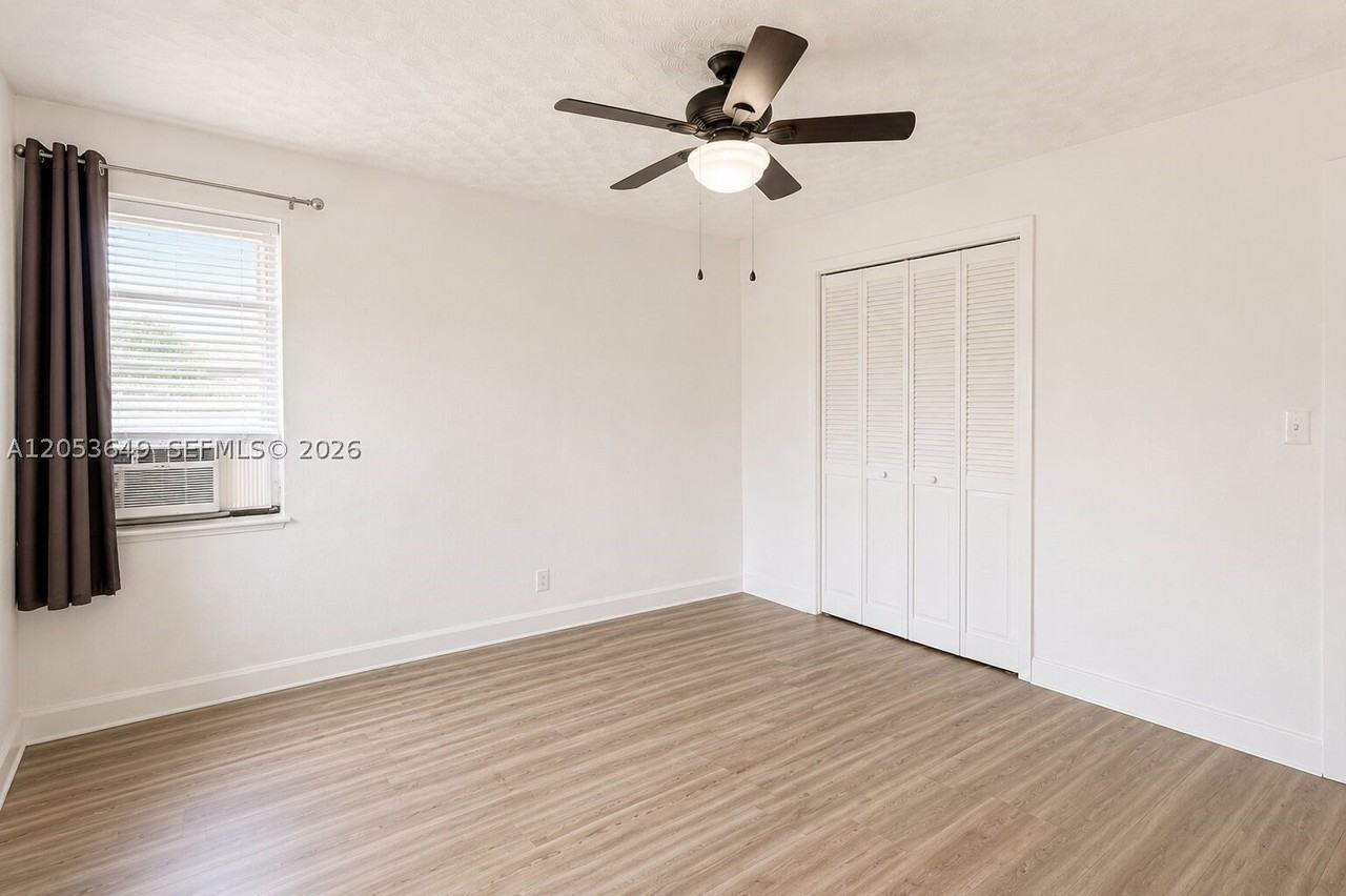 930 Ne 23rd Ct - Photo 5 of 15