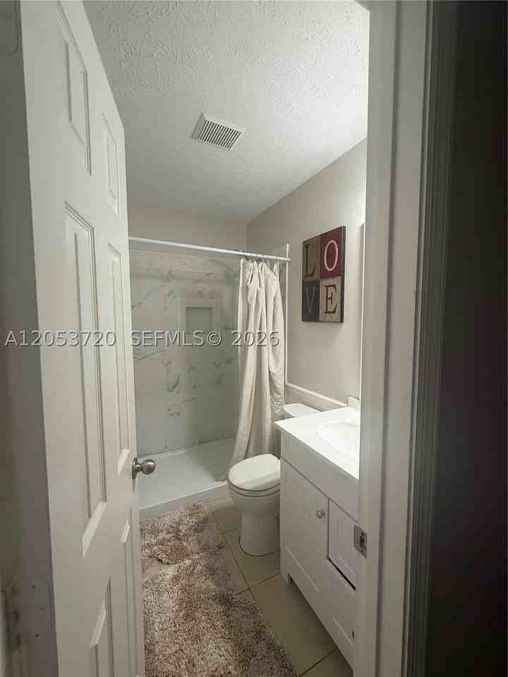 233 Sw Chapman Ave - Photo 2 of 3
