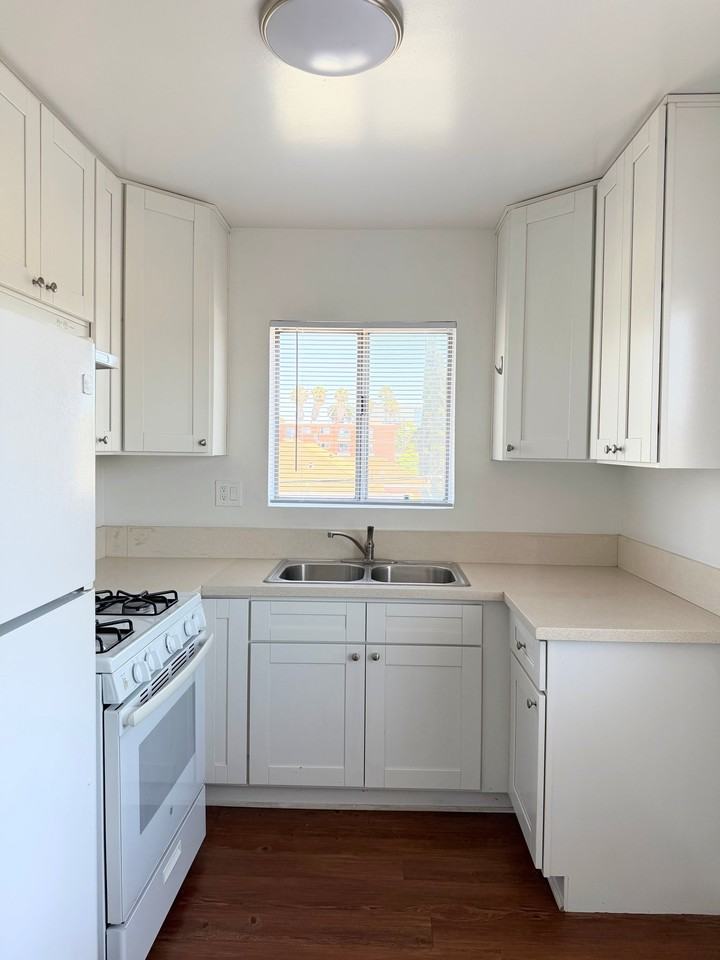 508 N Kenmore Ave #15 - Photo 7 of 13