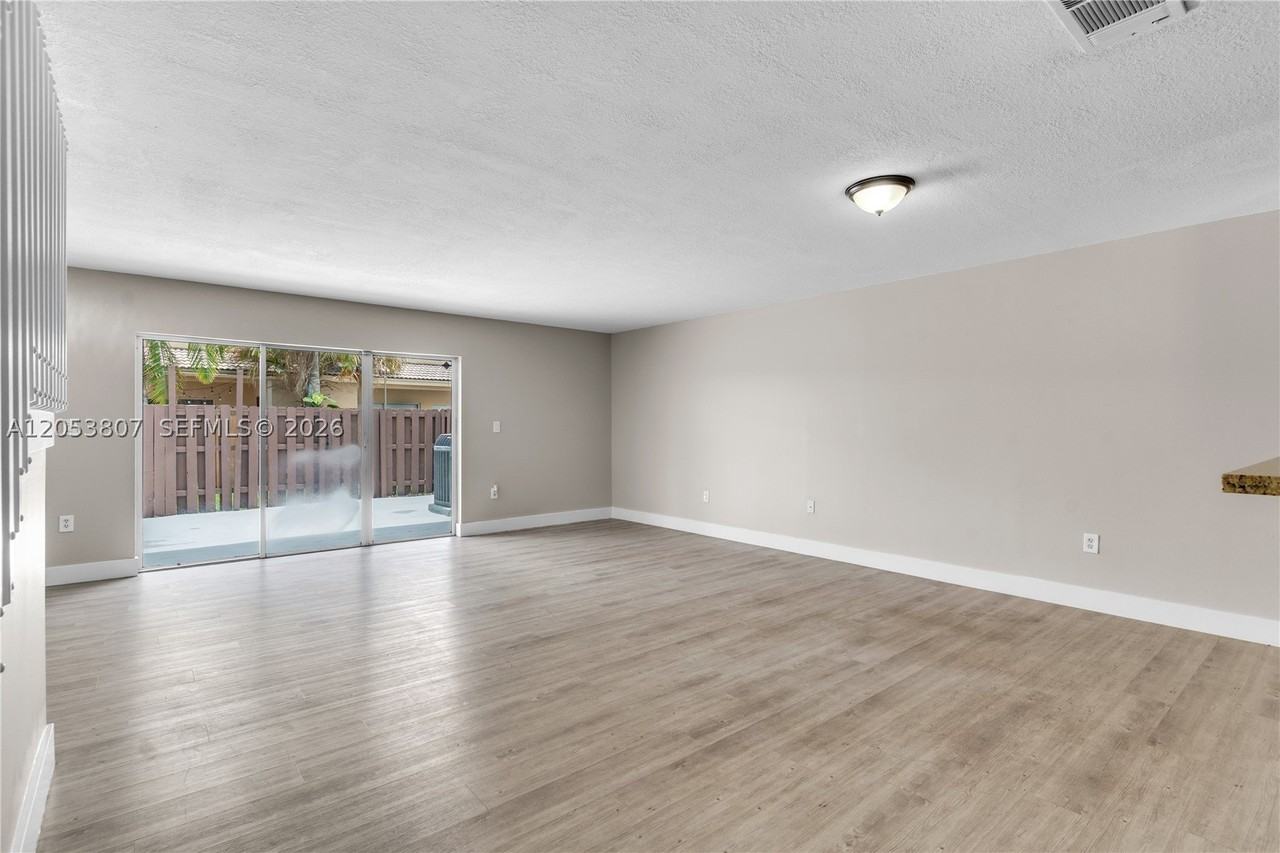 7463 Sw 164th Ave - Photo 2 of 28