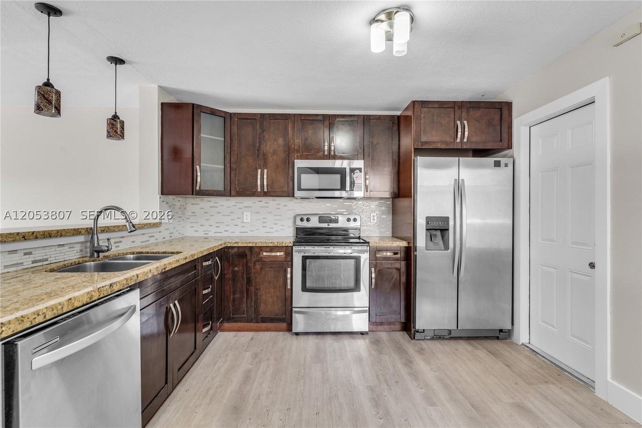 7463 Sw 164th Ave - Photo 5 of 28