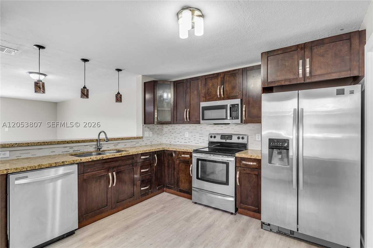 7463 Sw 164th Ave - Photo 6 of 28