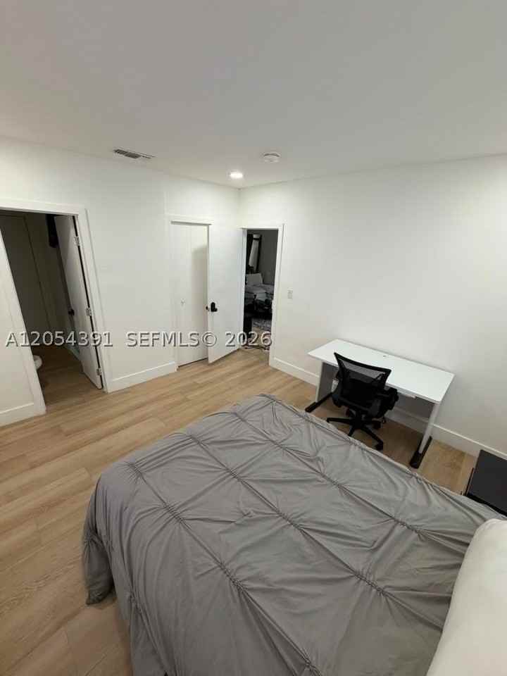 1884 Sw 16th St - Photo 2 of 11