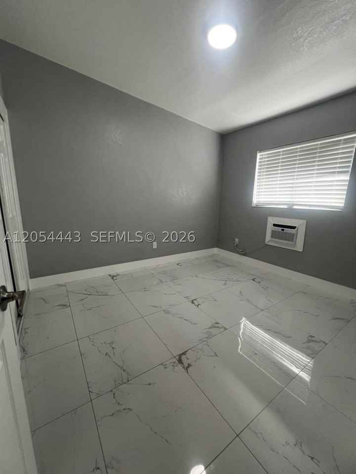 2081 Nw 30th St #4 - Photo 5 of 10