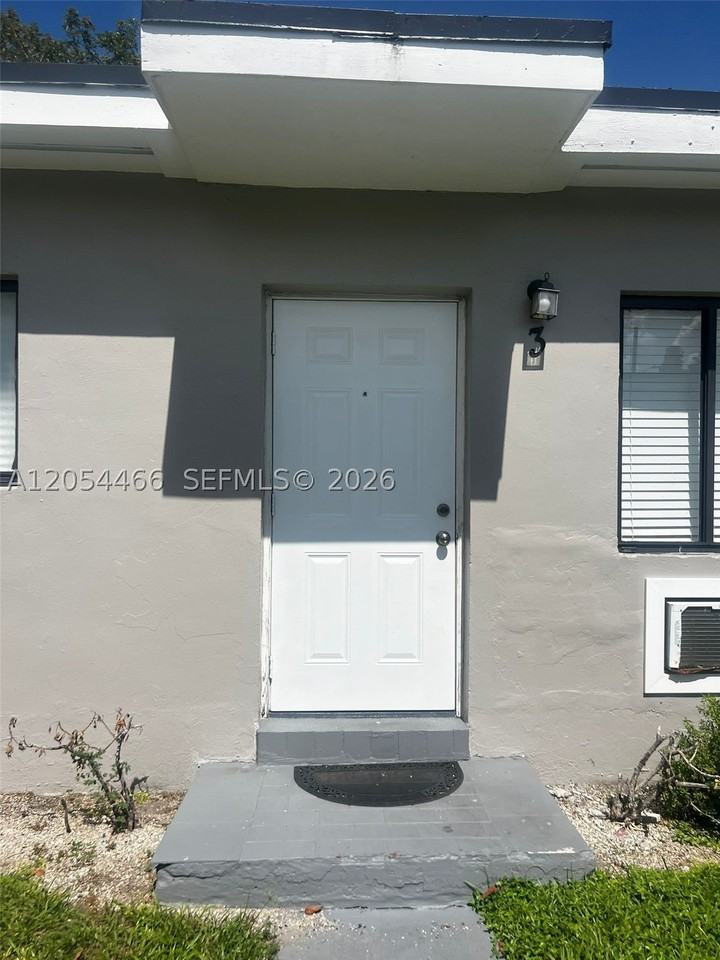 2081 Nw 30th St #3