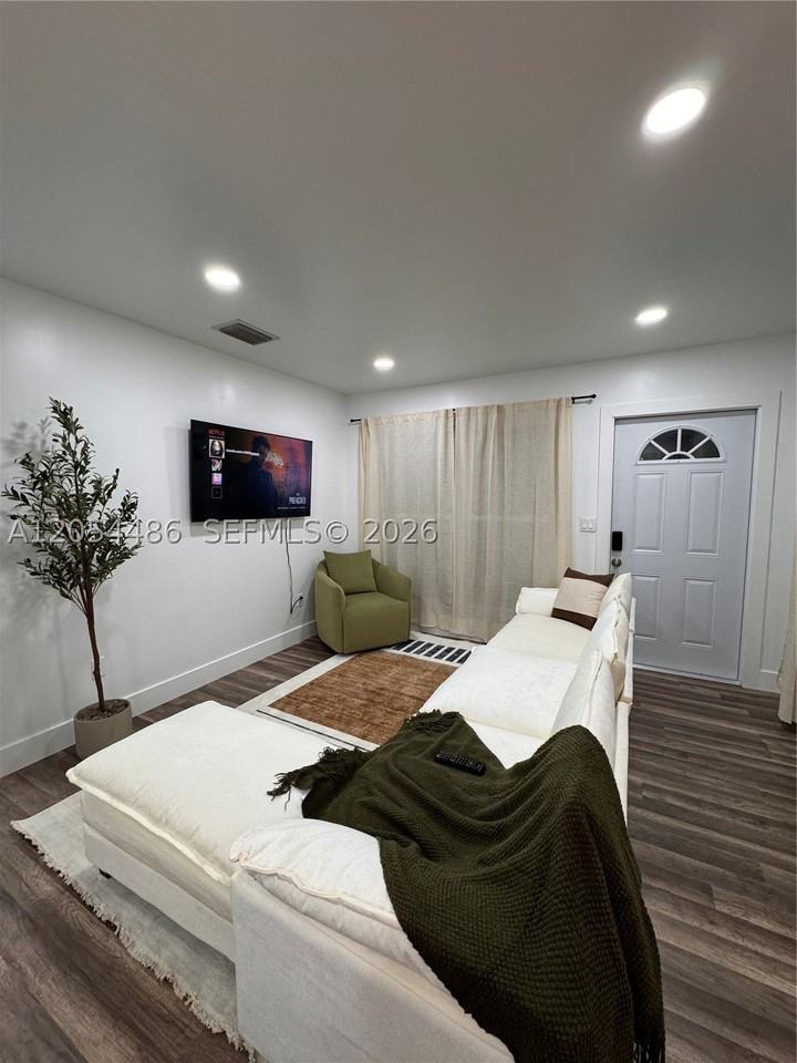 22258 Beverly Ave #22258 - Photo 6 of 18