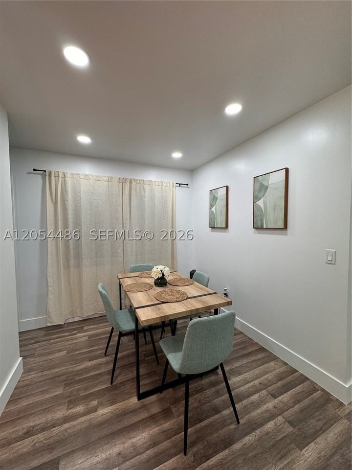 22258 Beverly Ave #22258 - Photo 7 of 18