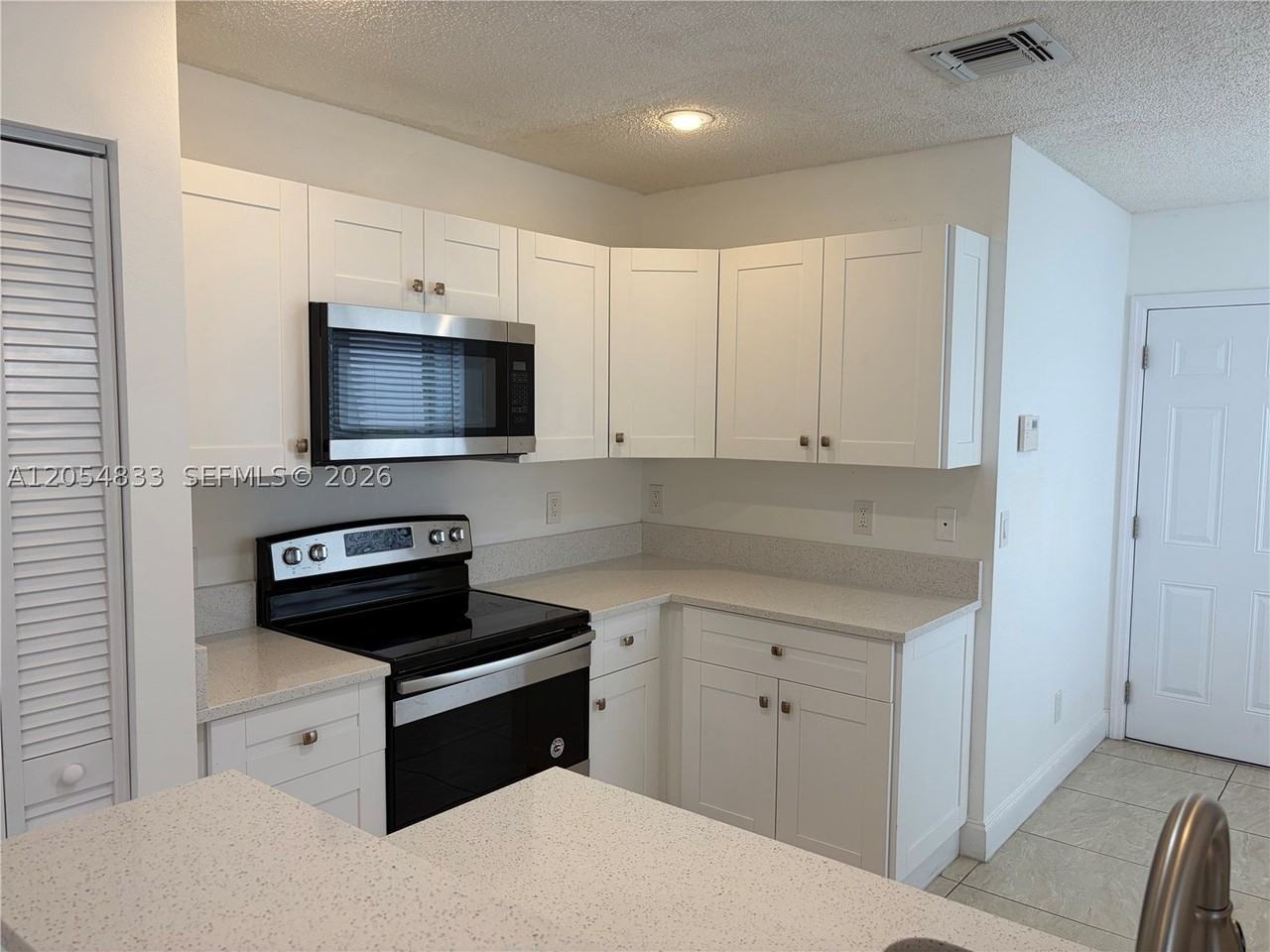 9020 Lake Park Cir N - Photo 3 of 32