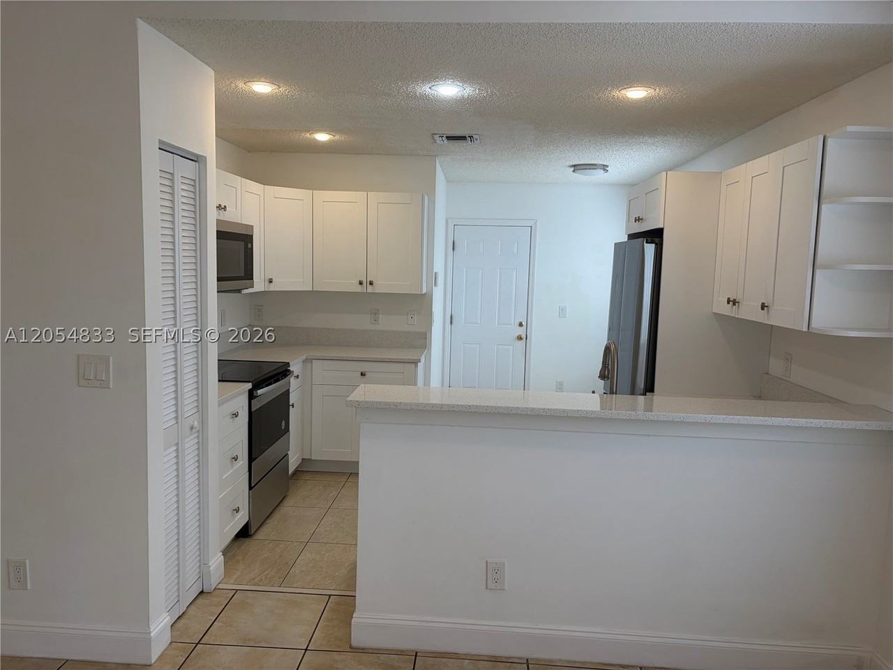 9020 Lake Park Cir N - Photo 4 of 32