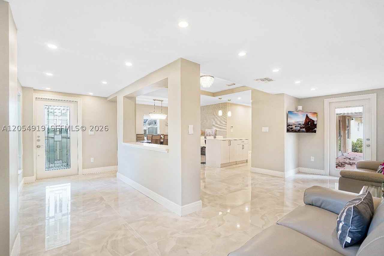 1266 Ne 182nd St - Photo 5 of 25