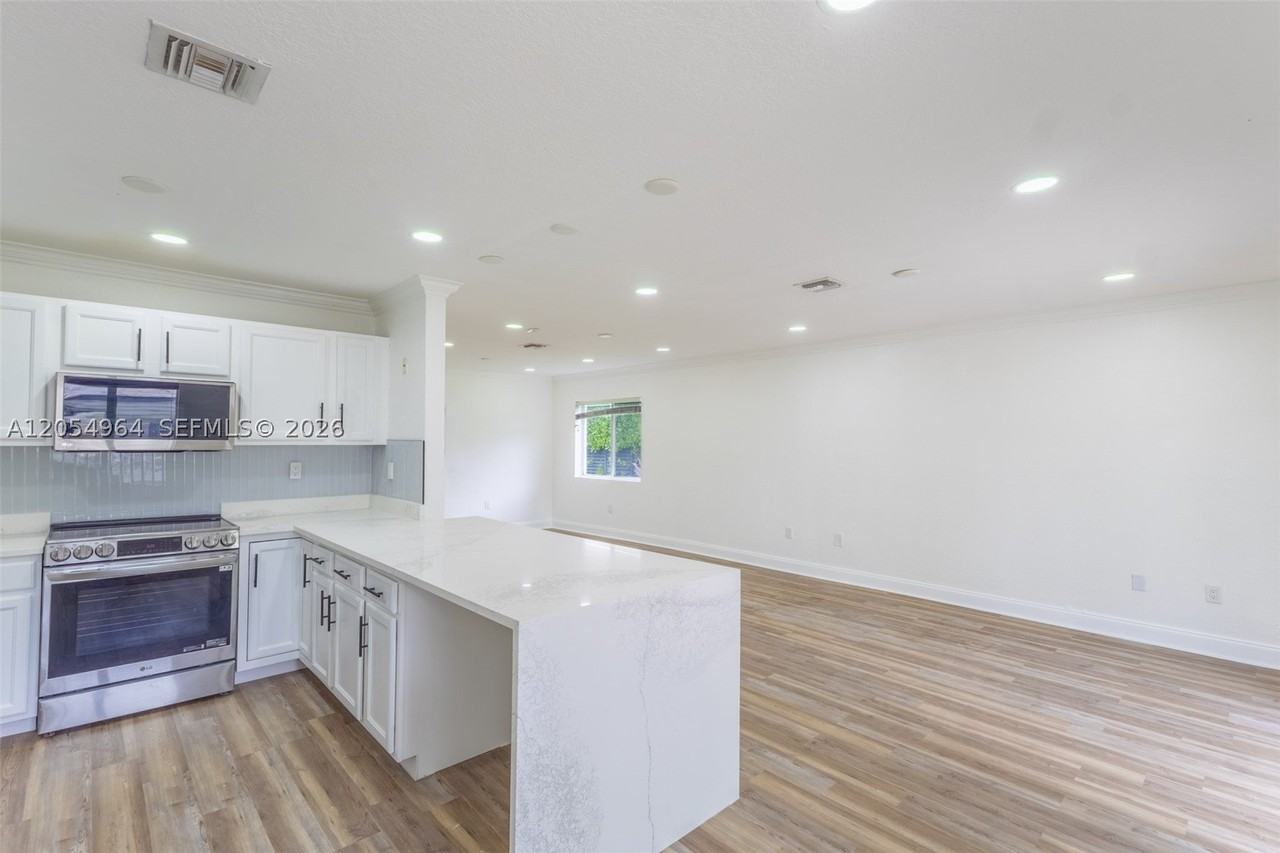 30 Nw 159th St - Photo 4 of 46