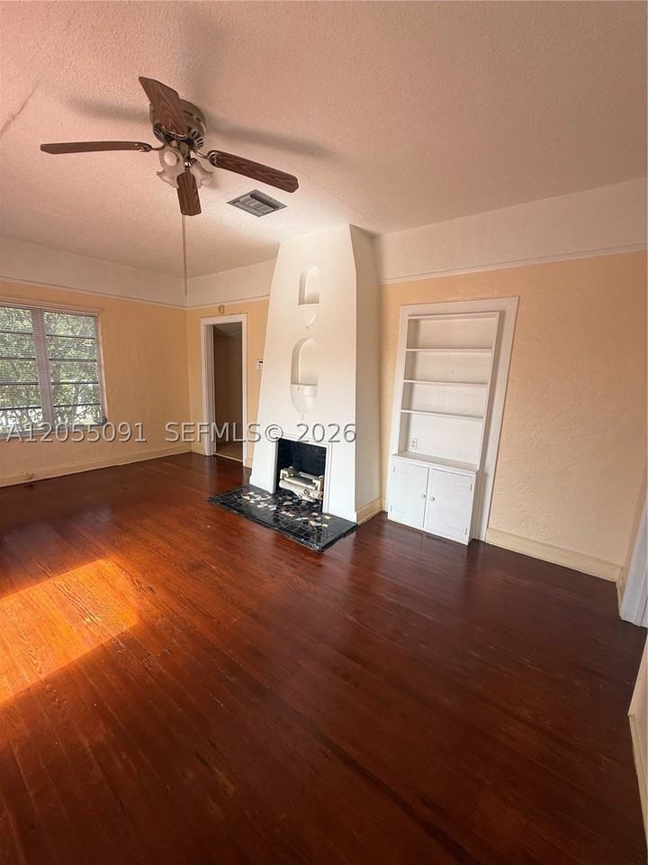 3747 Sheridan Ave - Photo 3 of 11
