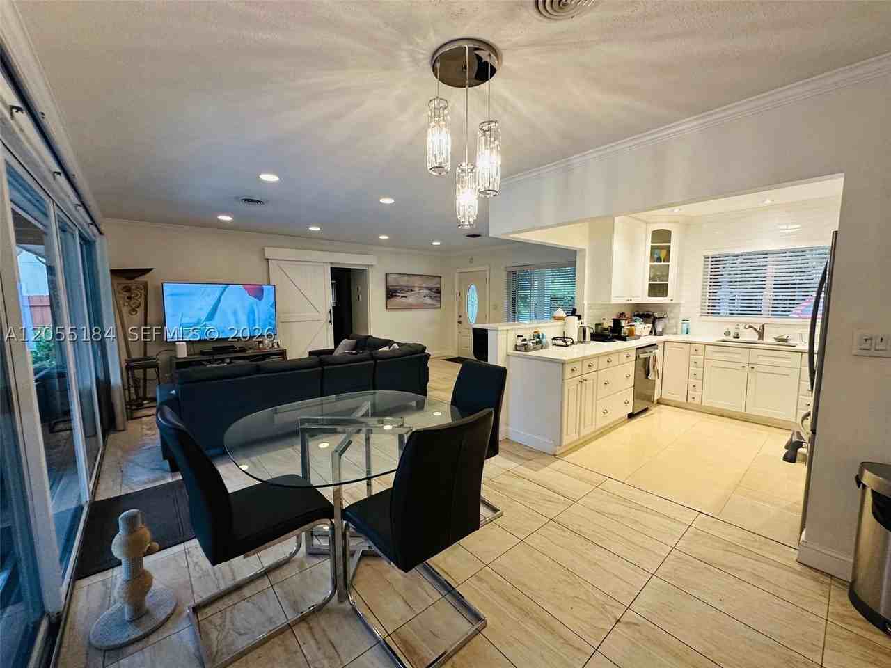 2532 Ne 21st Ter - Photo 5 of 18