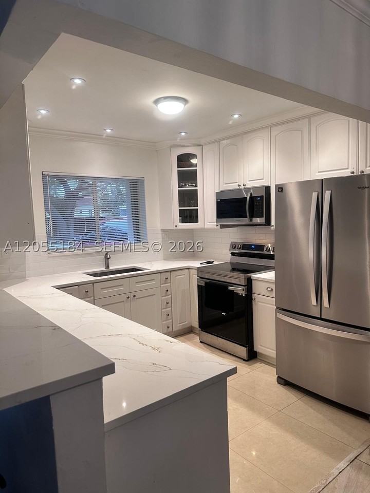 2532 Ne 21st Ter - Photo 3 of 18