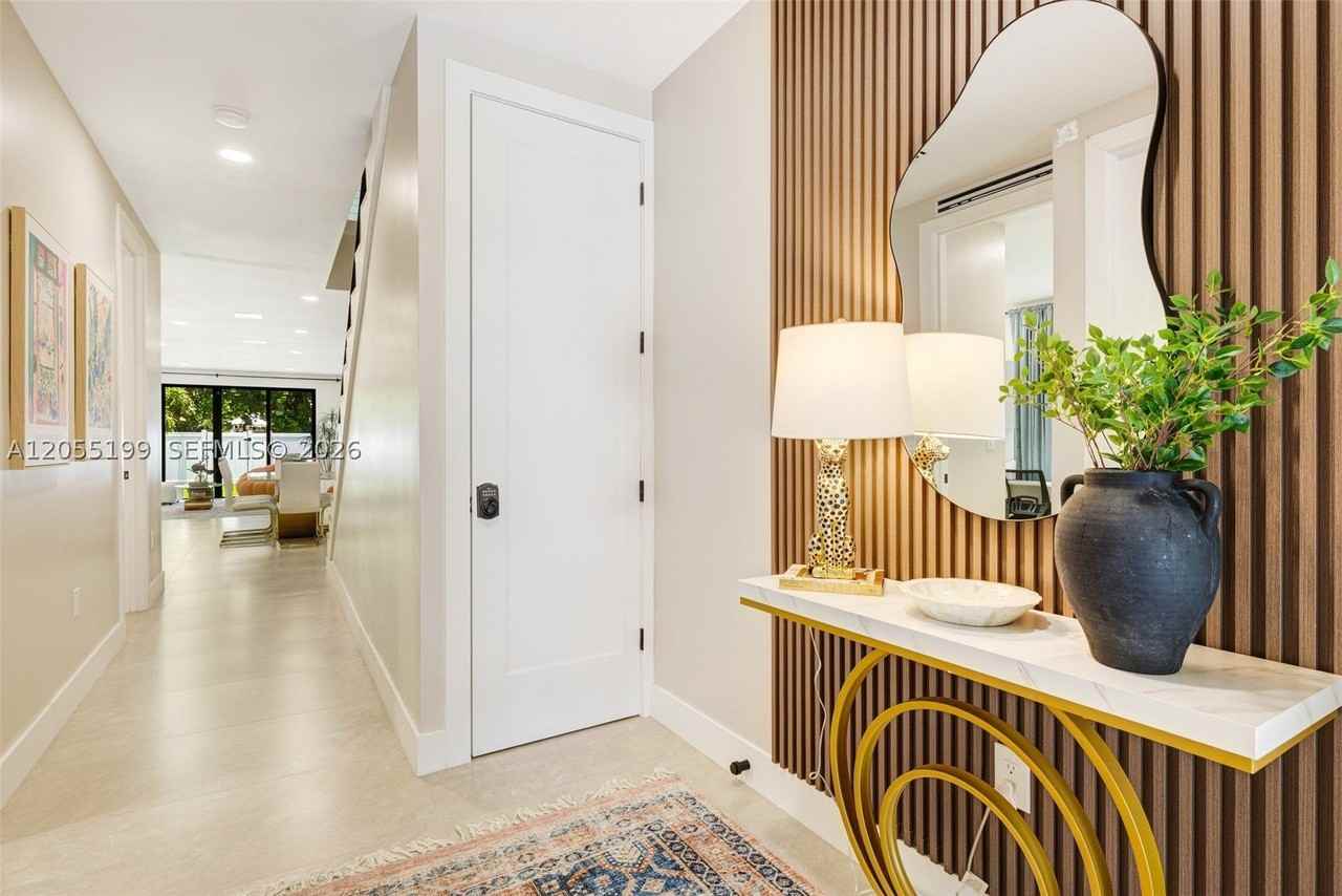 703 Sw 17th St #703 - Photo 3 of 50