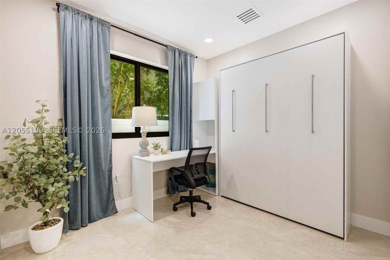 703 Sw 17th St #703 - Photo 4 of 50