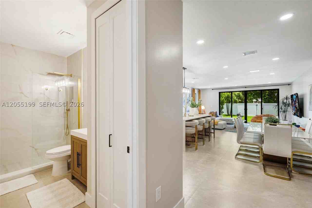 703 Sw 17th St #703 - Photo 7 of 50