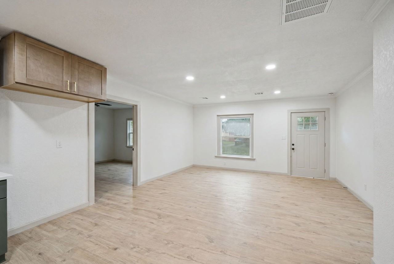 848 N Gary Pl - Photo 2 of 14