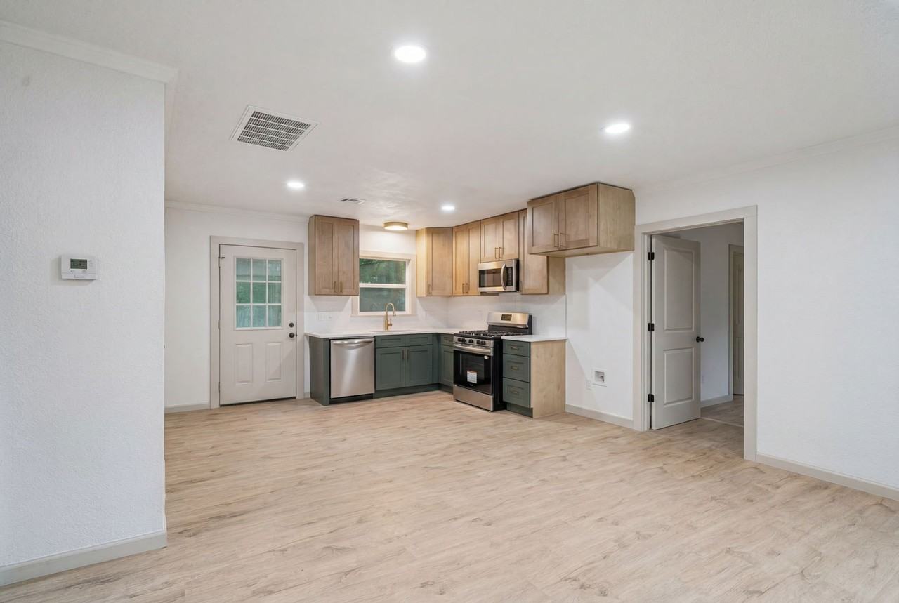 848 N Gary Pl - Photo 3 of 14